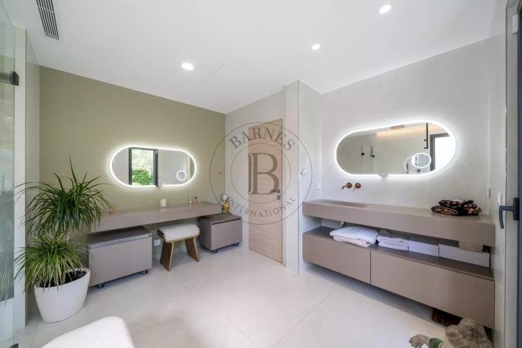 MOUGINS - VILLA CONTEMPORAINE - VUE FORÊT