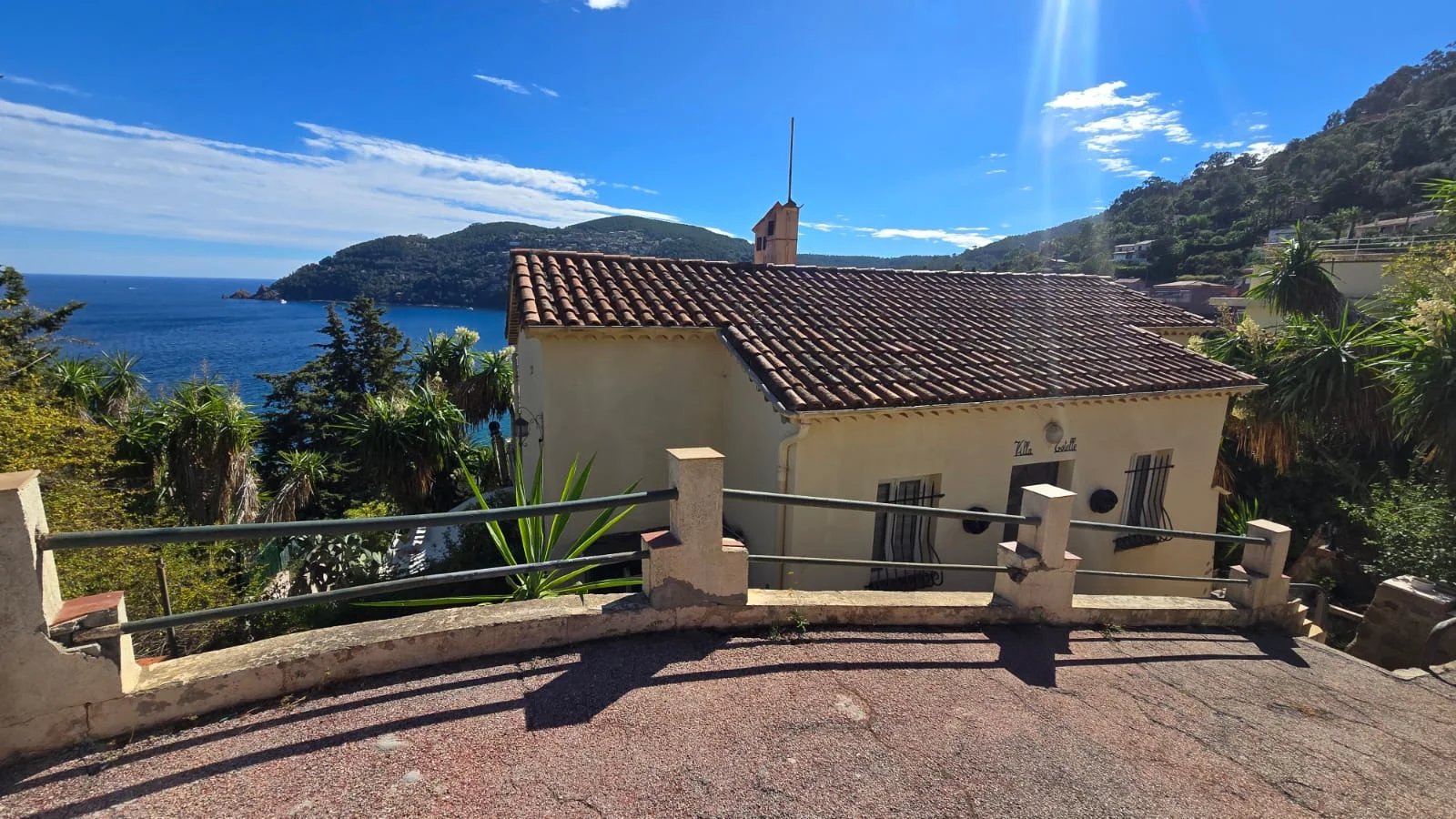 MAISON 4 PIÈCES 122 m² – VUE MER PANORAMIQUE – TERRAIN 1 280 m² – THÉOULE-SUR-MER