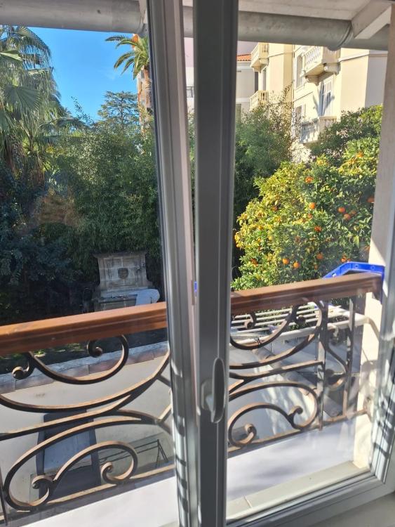 CANNES BAS ST NICOLAS - STUDIO MEUBLÉ AVEC MEZZANINE - AU CALME