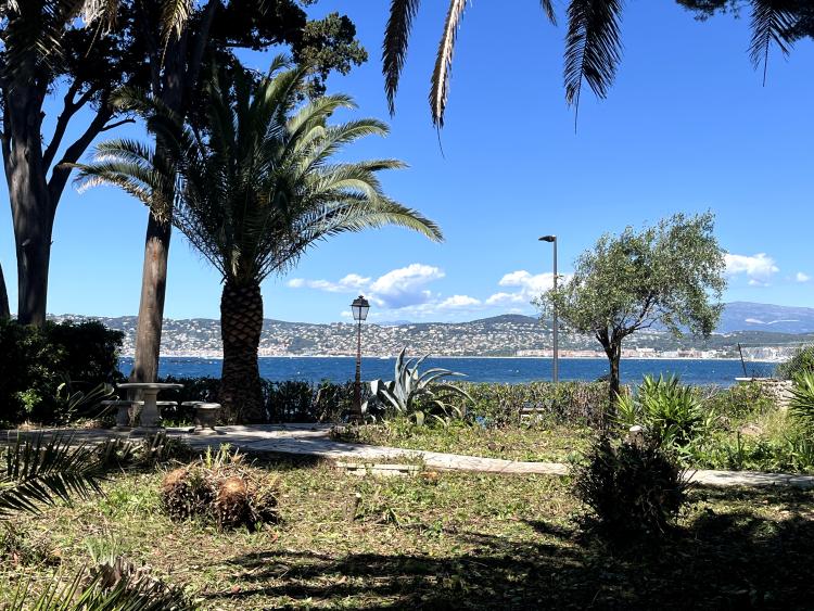 CAP D'ANTIBES - PREMIERE LIGNE - BAISSE DE PRIX - VILLA DANS DOMAINE SECURISÉ DU CAP