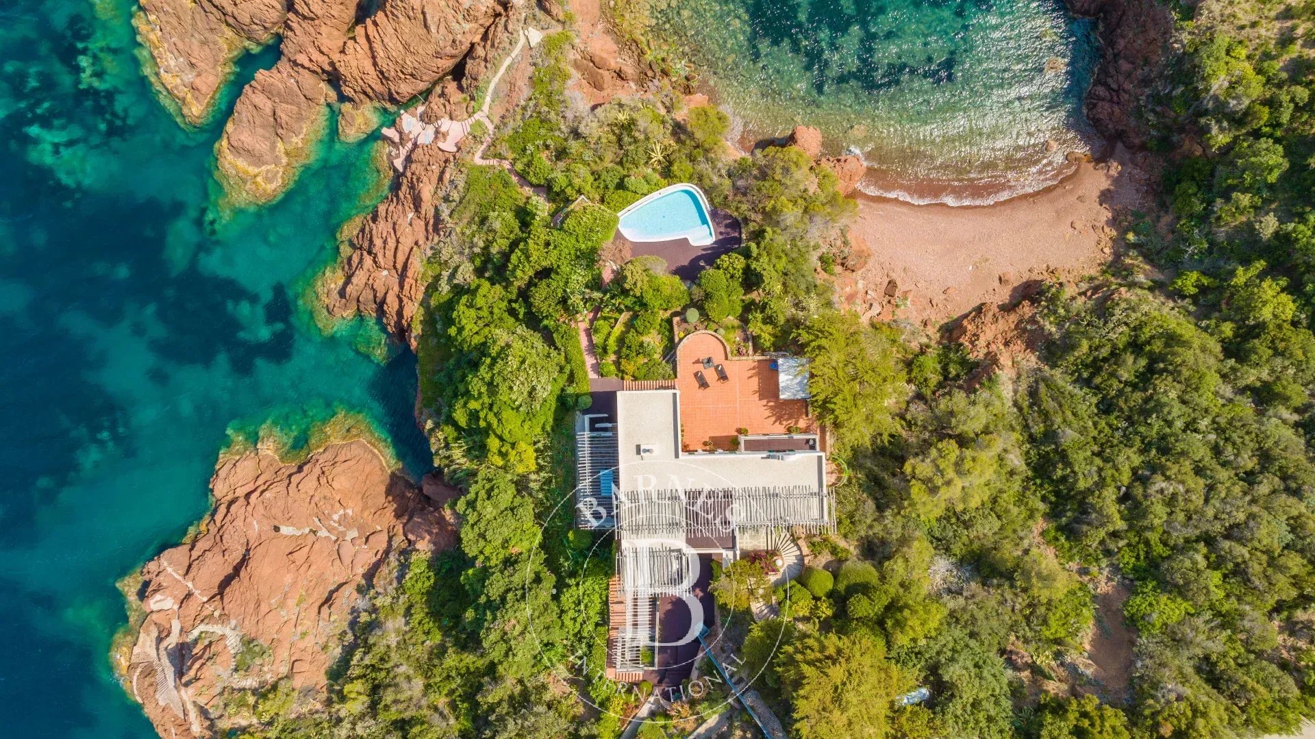 THÉOULE SUR MER - UNIQUE PIED DANS L'EAU