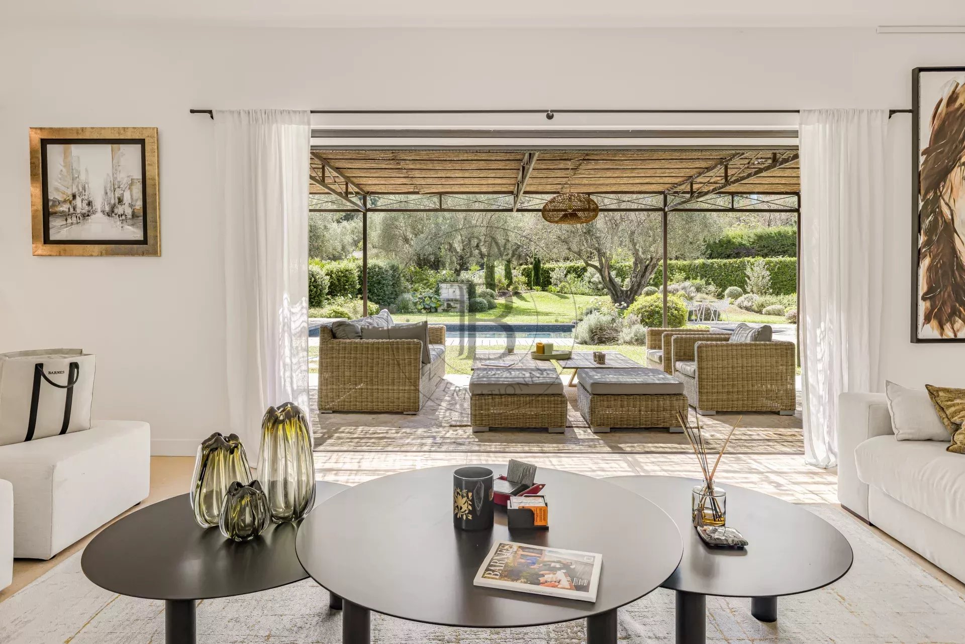 MOUGINS - VILLA RECEMMENT RENOVEE DANS UN DOMAINE CONFIDENTIEL