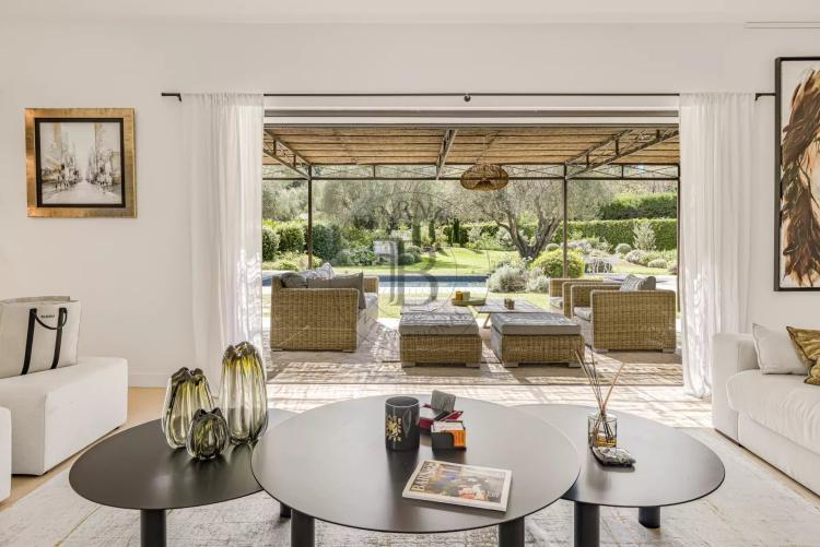 MOUGINS - VILLA RECEMMENT RENOVEE DANS UN DOMAINE CONFIDENTIEL