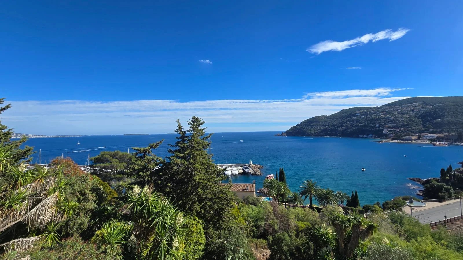 MAISON 4 PIÈCES 122 m² – VUE MER PANORAMIQUE – TERRAIN 1 280 m² – THÉOULE-SUR-MER