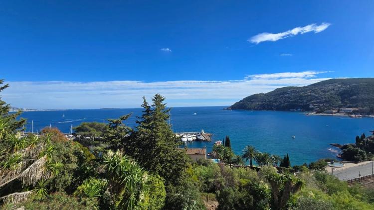 MAISON 4 PIÈCES 122 m² – VUE MER PANORAMIQUE – TERRAIN 1 280 m² – THÉOULE-SUR-MER