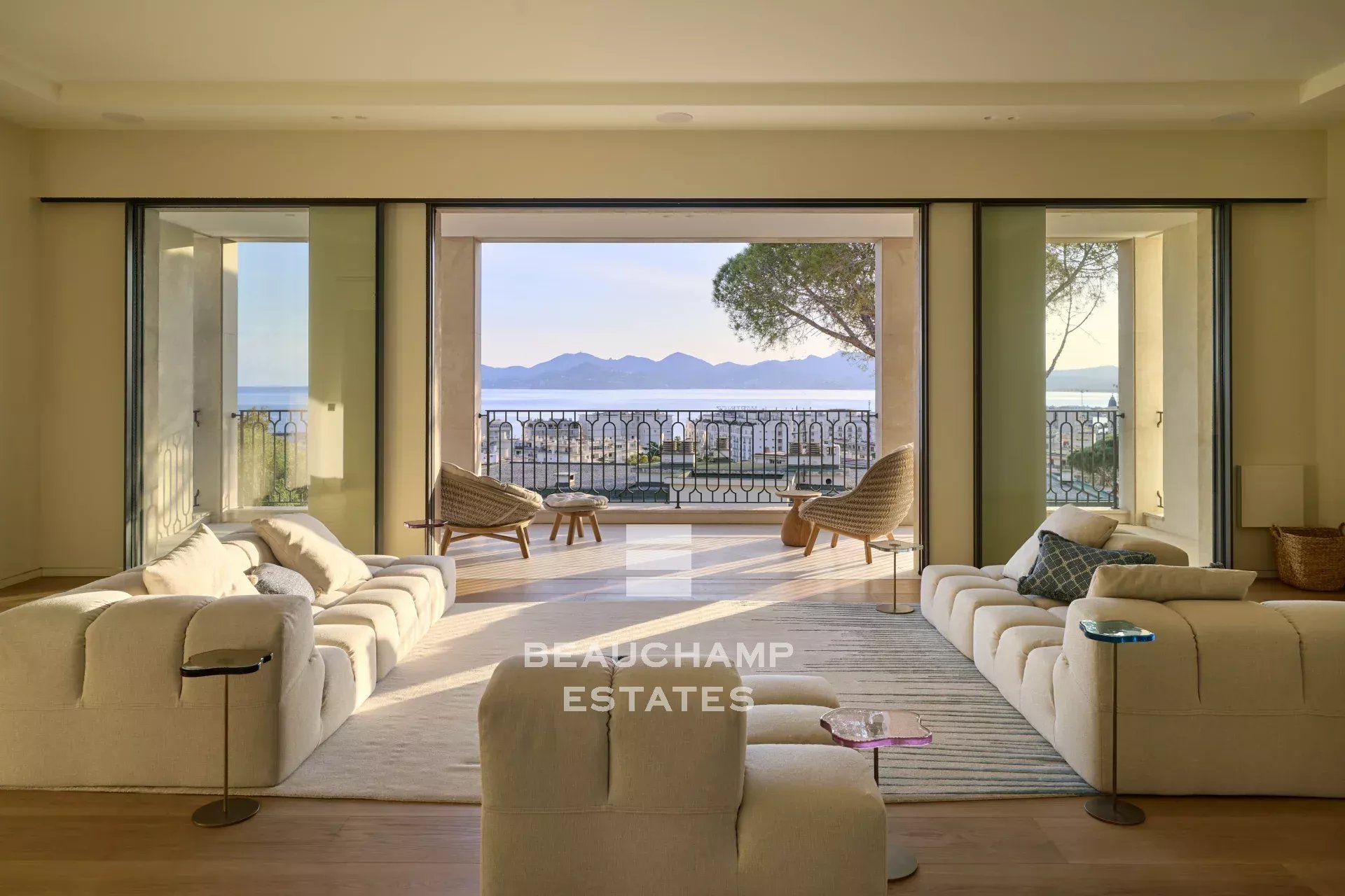 EXCLUSIVITE  - Villa néo provençale rénovée avec vue mer panoramique - Cannes