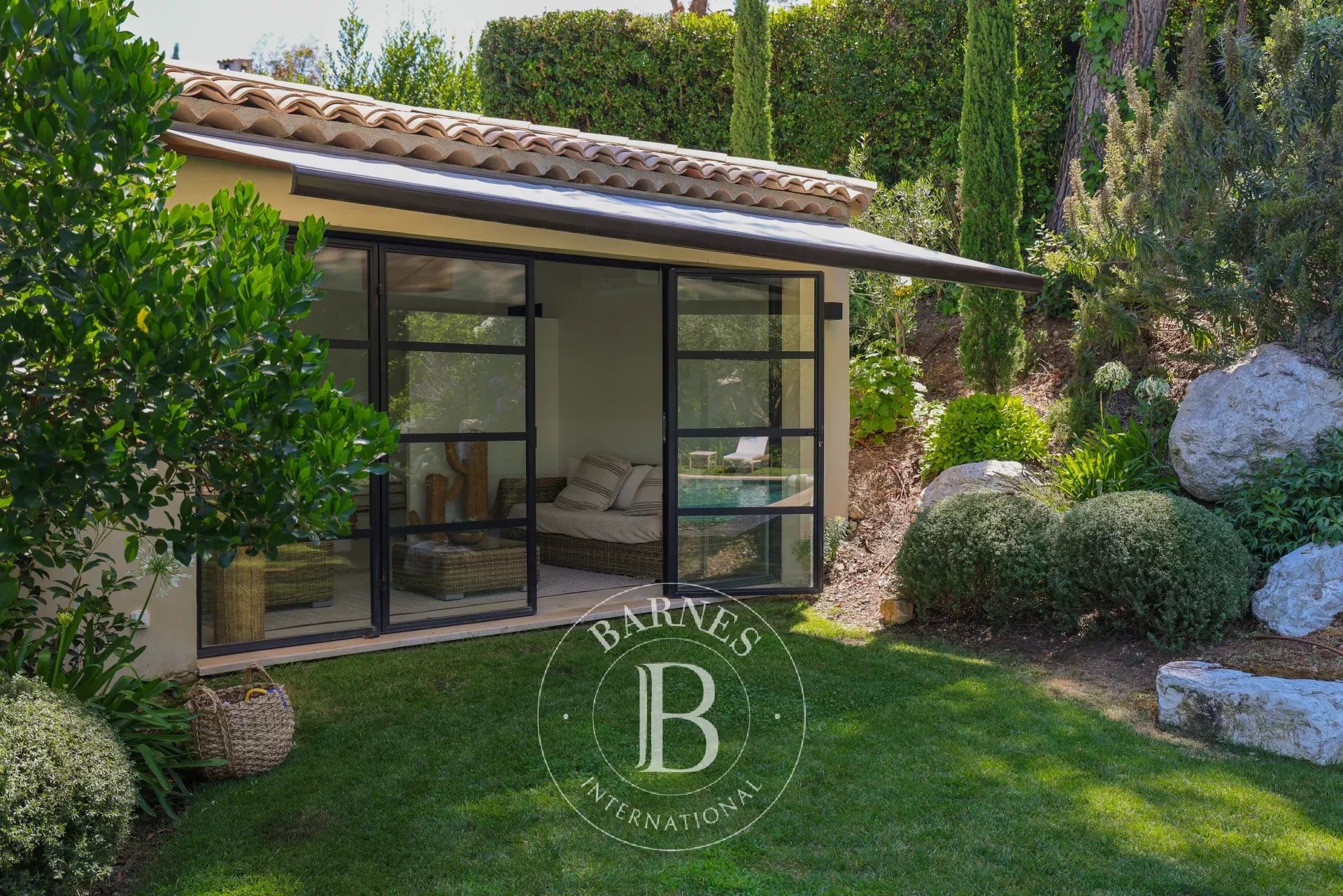 PROCHE MOUGINS - LE CANNET - VILLA RÉNOVÉE - PISCINE