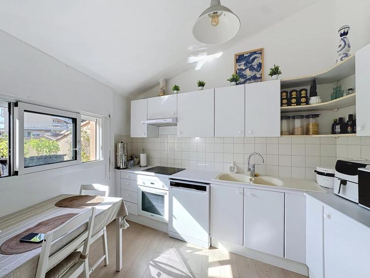 LE CANNET- APPARTEMENT FAÇON VILLA SUR LES TOITS – GARAGE & PISCINE