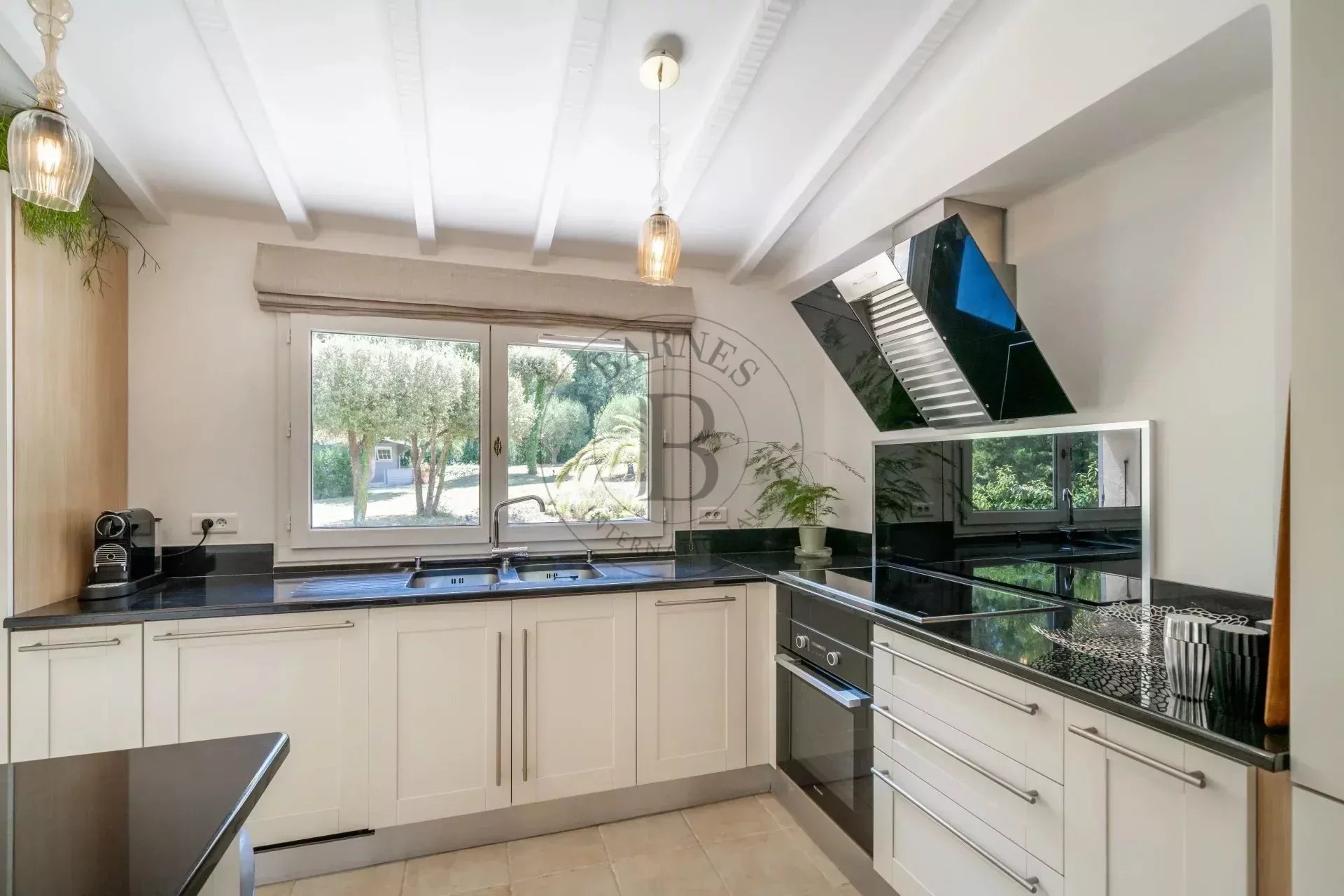 MOUGINS - VILLA DE CHARME - PROCHE DE L'ETANG