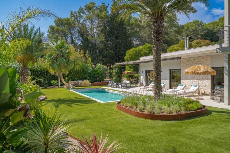 MOUGINS - VILLA CONTEMPORAINE - VUE FORÊT