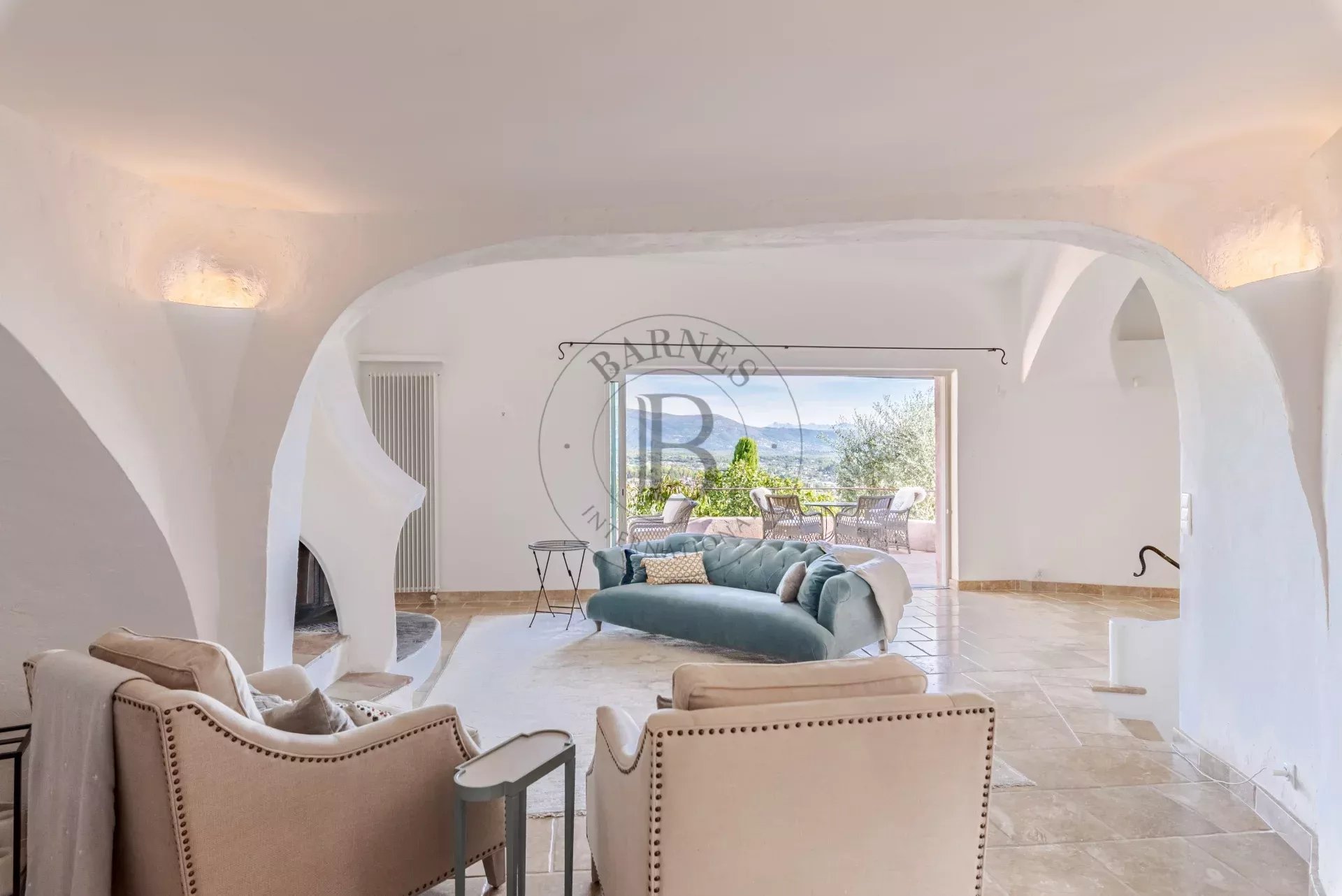 PROCHE MOUGINS –VILLA D’ARCHITECTE COUËLLE – DOMAINE DE CASTELLARAS LE VIEUX