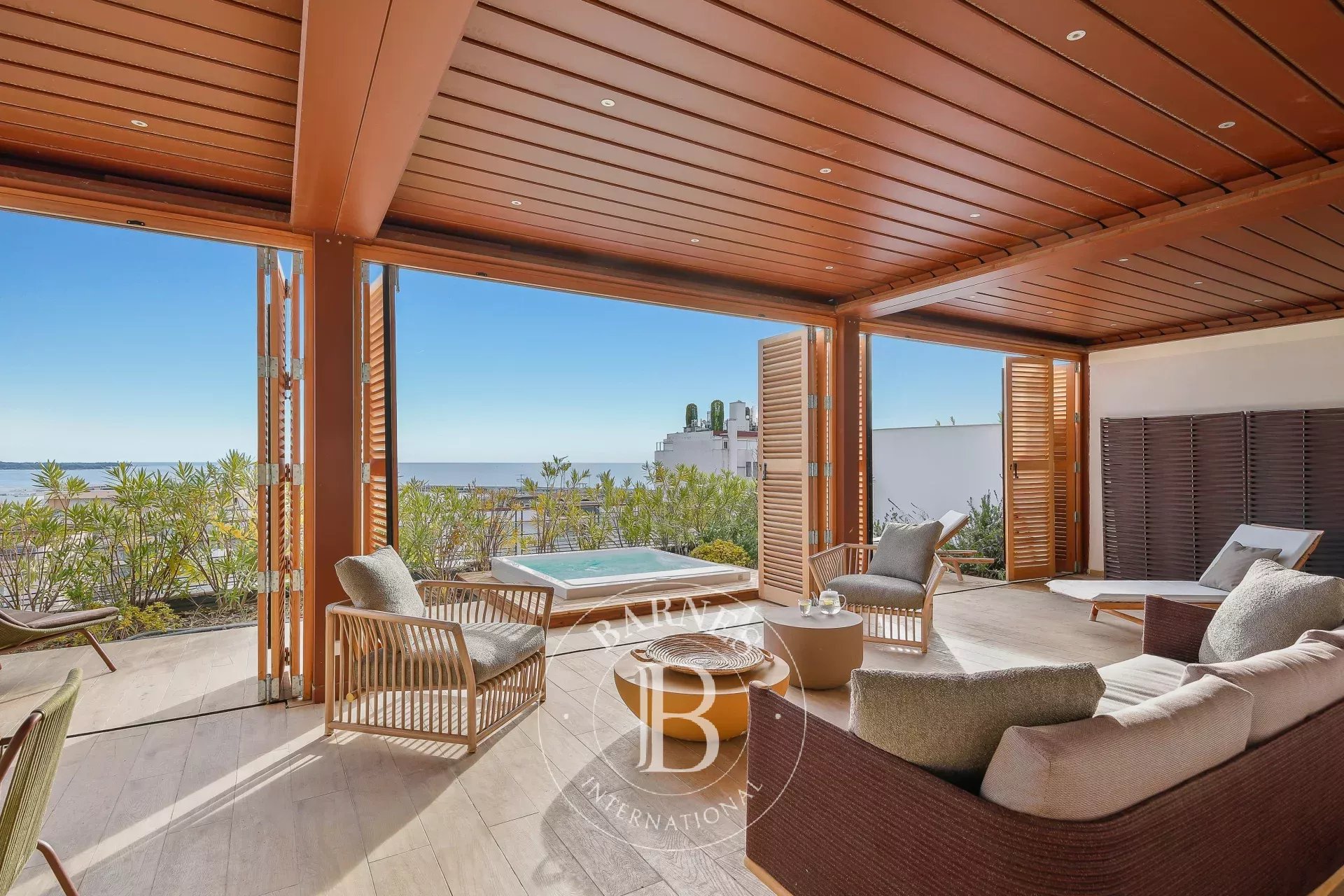 CANNES CENTRE - ROOFTOP - VUE MER - JACUZZI - 3 PIECES