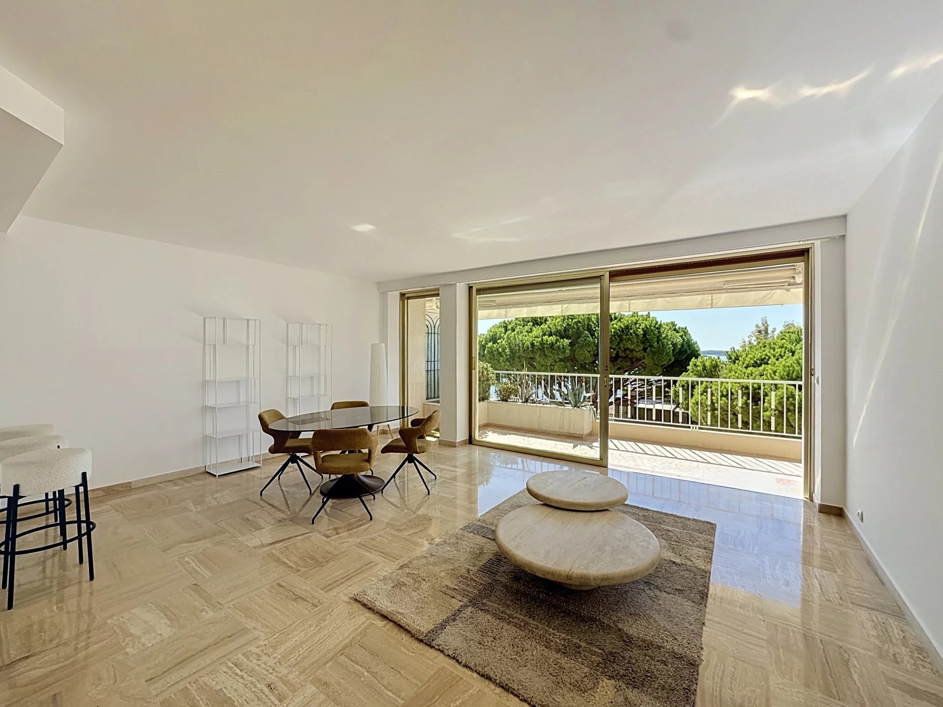 CANNES PALM BEACH – GRAND 2 PIÈCES FACE À LA MER – ACCÈS DIRECT PLAGE