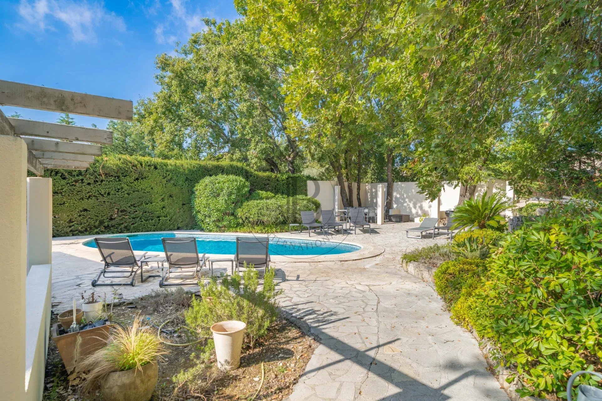 MOUGINS - VILLA - 5 CHAMBRES EN SUITE - DOMAINE SECURISE