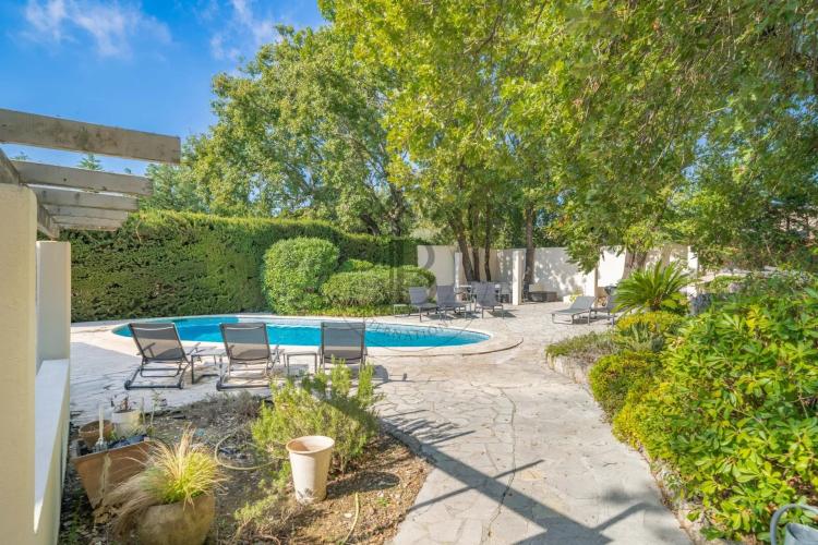 MOUGINS - VILLA - 5 CHAMBRES EN SUITE - DOMAINE SECURISE