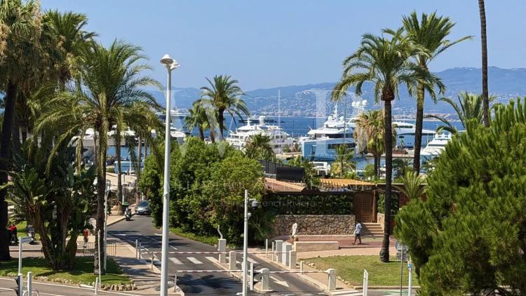 Cannes, la Croisette - Port Canto. Appartement de 229 m² avec vue mer + dépendances