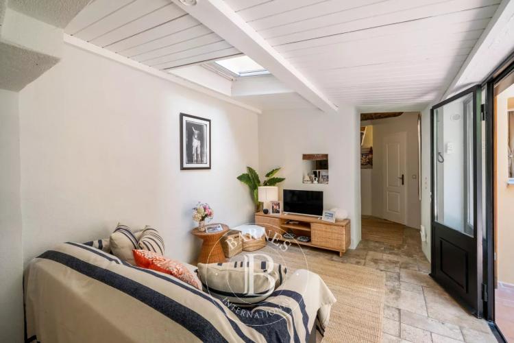CANNES SUQUET - APPARTEMENT - 2 PIÈCES - TERRASSE -