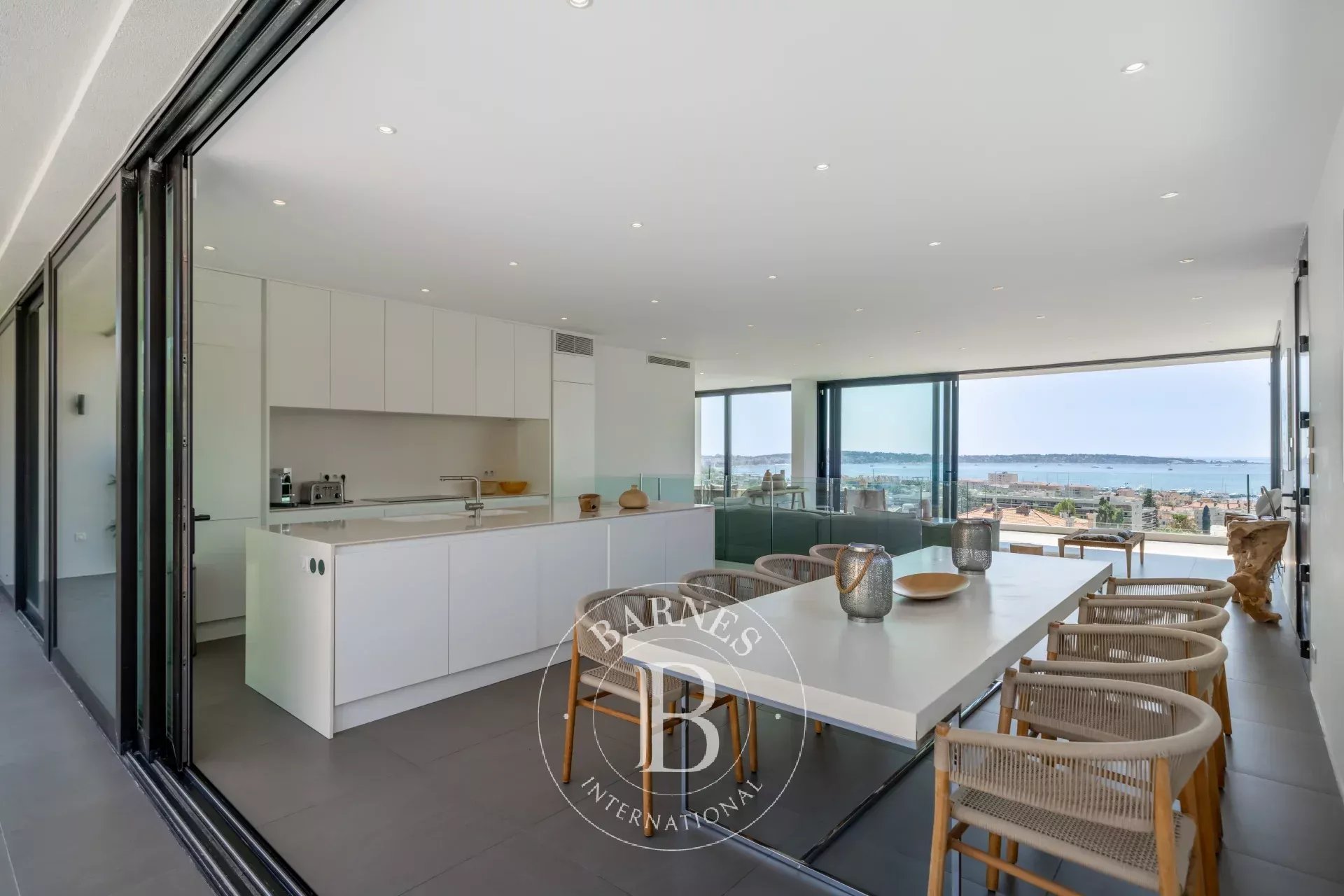 GOLFE-JUAN - VILLA CONTEMPORAINE - VUE MER PANORAMIQUE