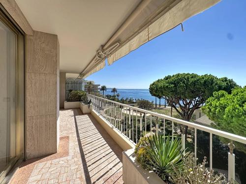 CANNES PALM BEACH – GRAND 2 PIÈCES FACE À LA MER – ACCÈS DIRECT PLAGE