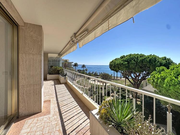 CANNES PALM BEACH – GRAND 2 PIÈCES FACE À LA MER – ACCÈS DIRECT PLAGE