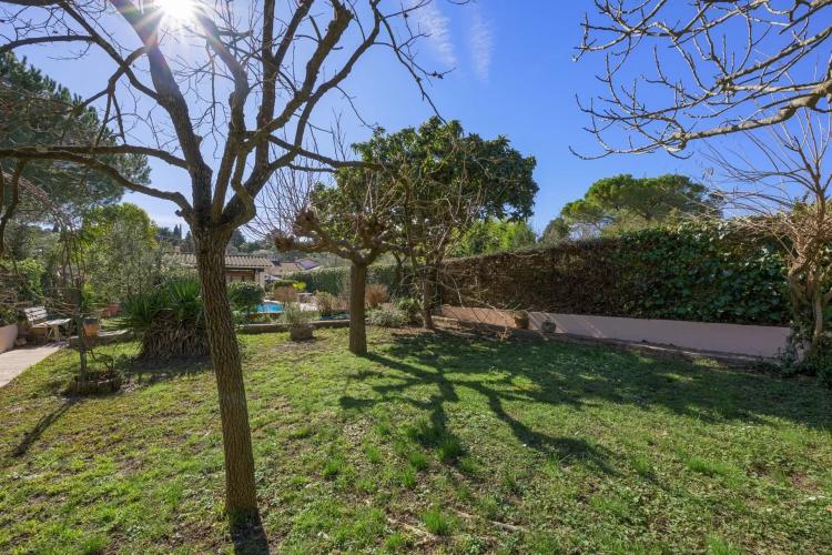 MOUGINS - VILLA FAMILIALE - PROCHE DU GOLF ET DE L'ETANG