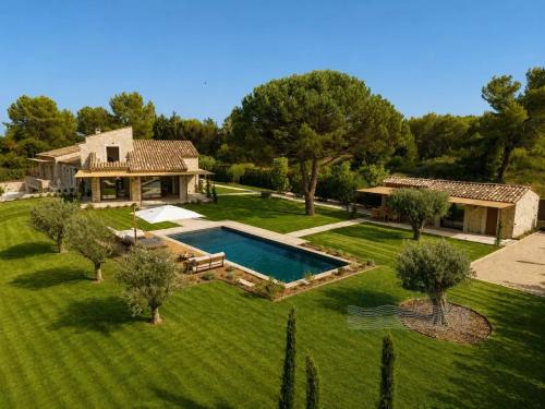 VILLA DE CHARME AVEC VUE DANS LE SECTEUR RÉSIDENTIEL DE CASTELLARAS