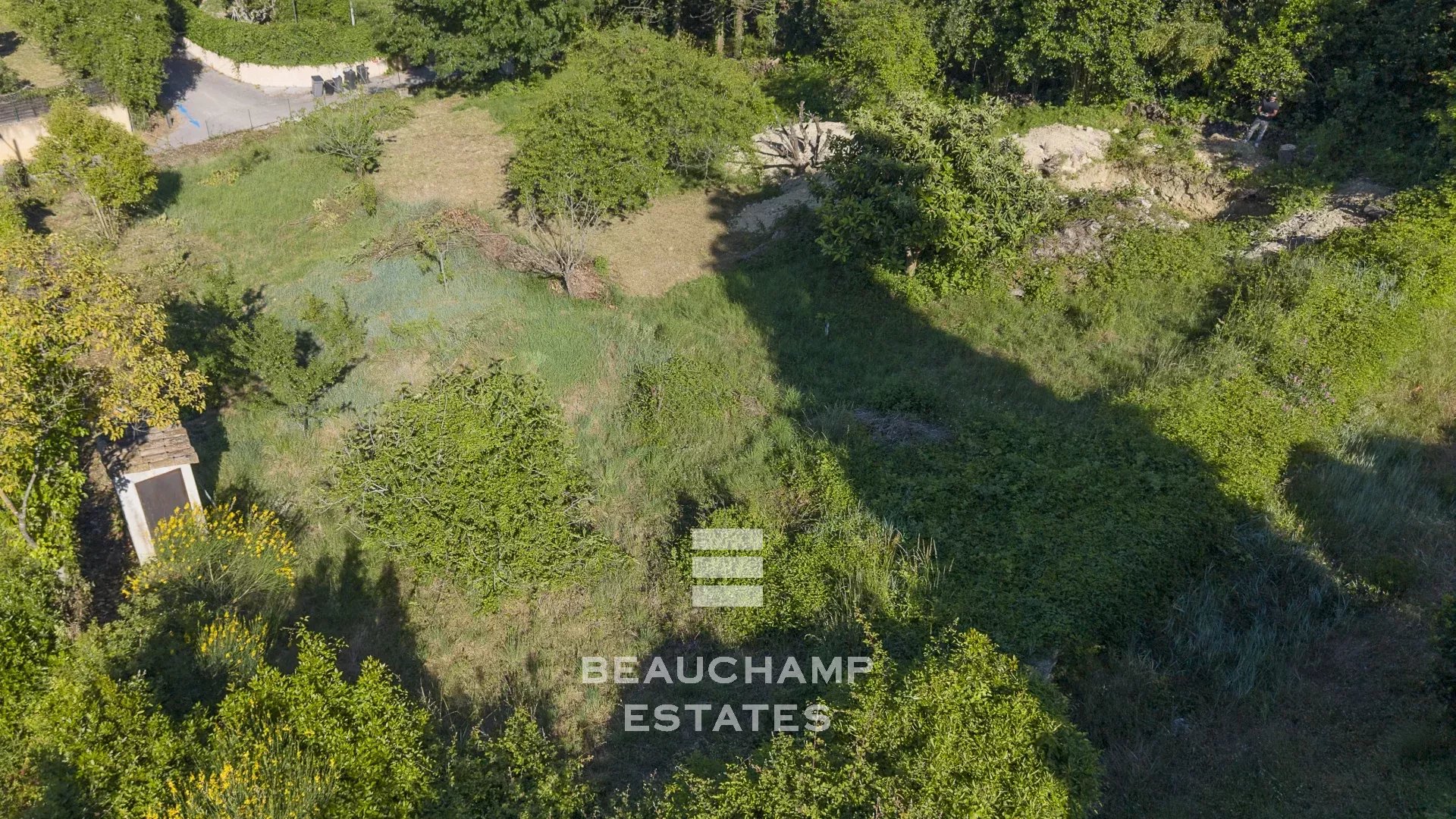 Mougins – Terrain avec permis pour villa provençale et piscine
