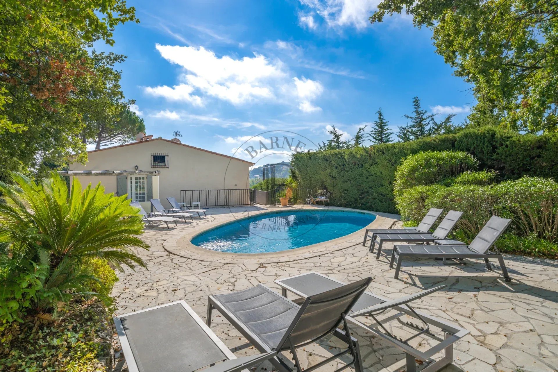 MOUGINS - VILLA - 5 CHAMBRES EN SUITE - DOMAINE SECURISE
