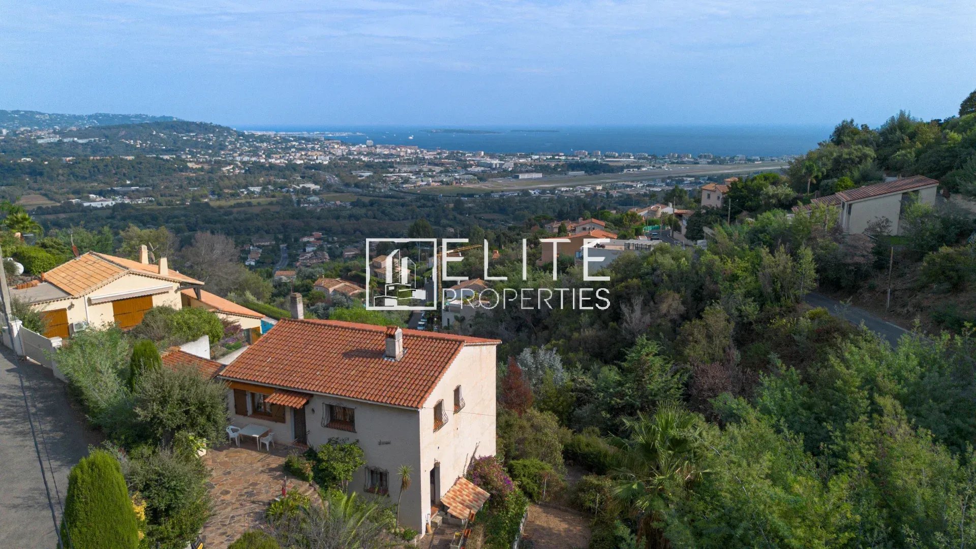 MANDELIEU-LA-NAPOULE (CAPITOU) : Maison à rénover, 110 m² habitables, vue panoramique mer et collines, terrain de 1700m²