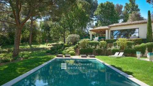 Propriété familiale avec jardin et piscine dans un domaine fermé