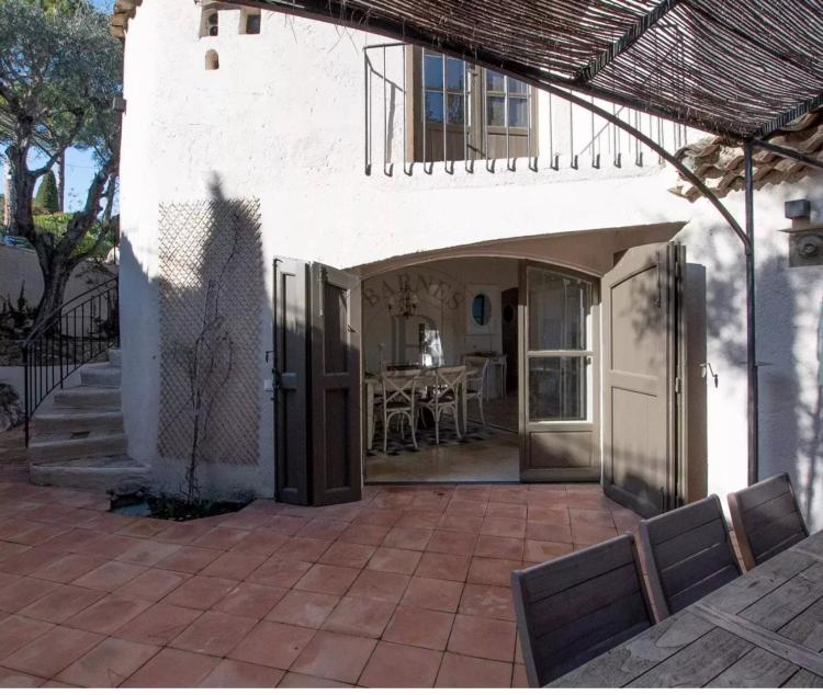 PROCHE MOUGINS - DOMAINE DE CASTELLARAS - AU CALME