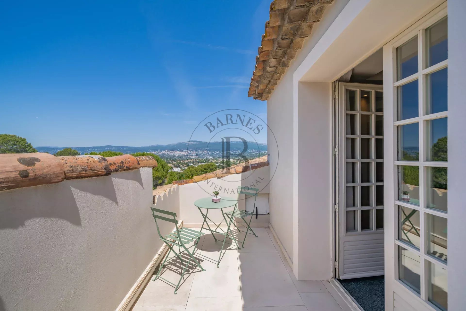 MOUGINS - VILLA DOMAINE FERME A PIED DES COMMERCES