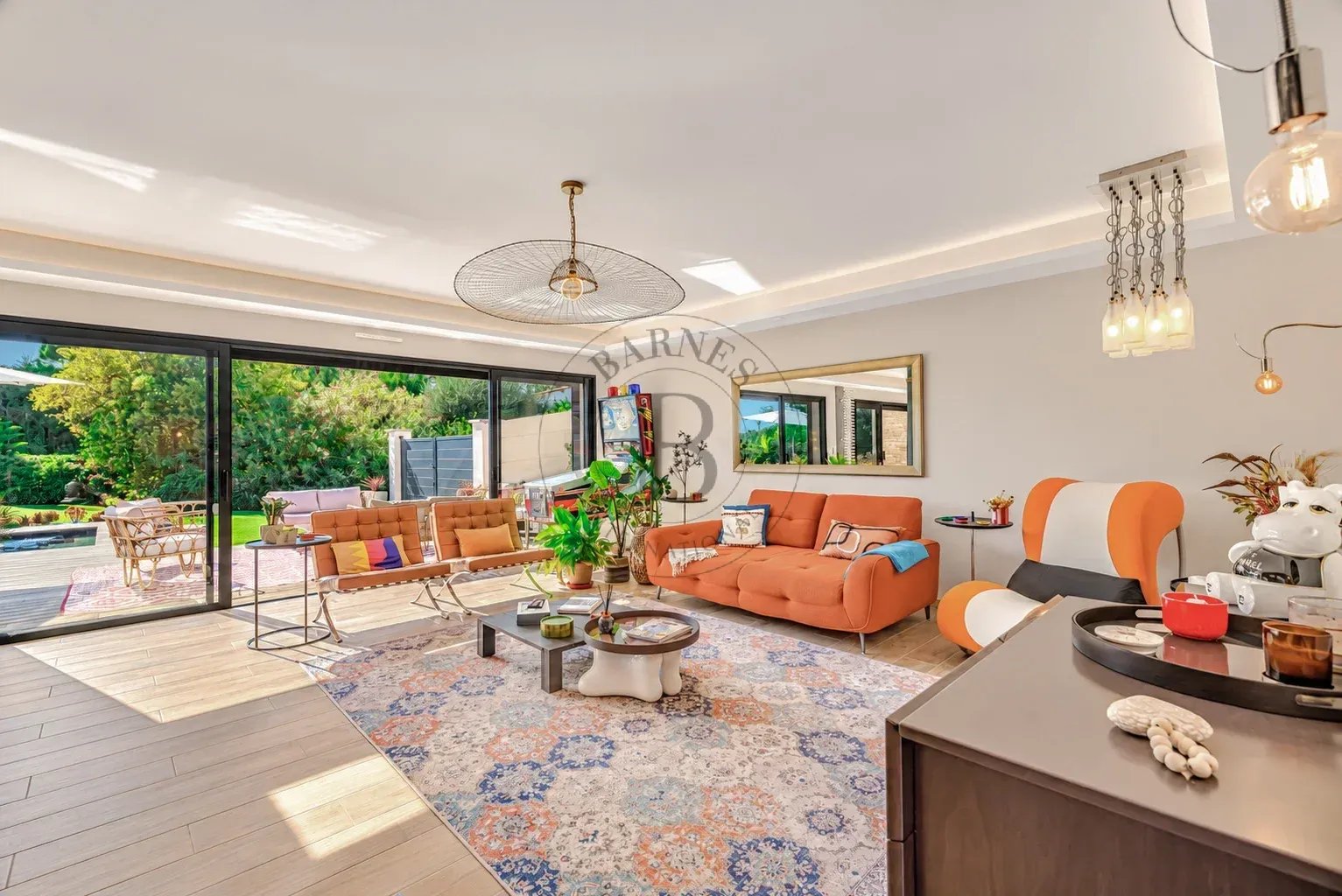 MOUGINS - VILLA CONTEMPORAINE NEUVE - AU CALME