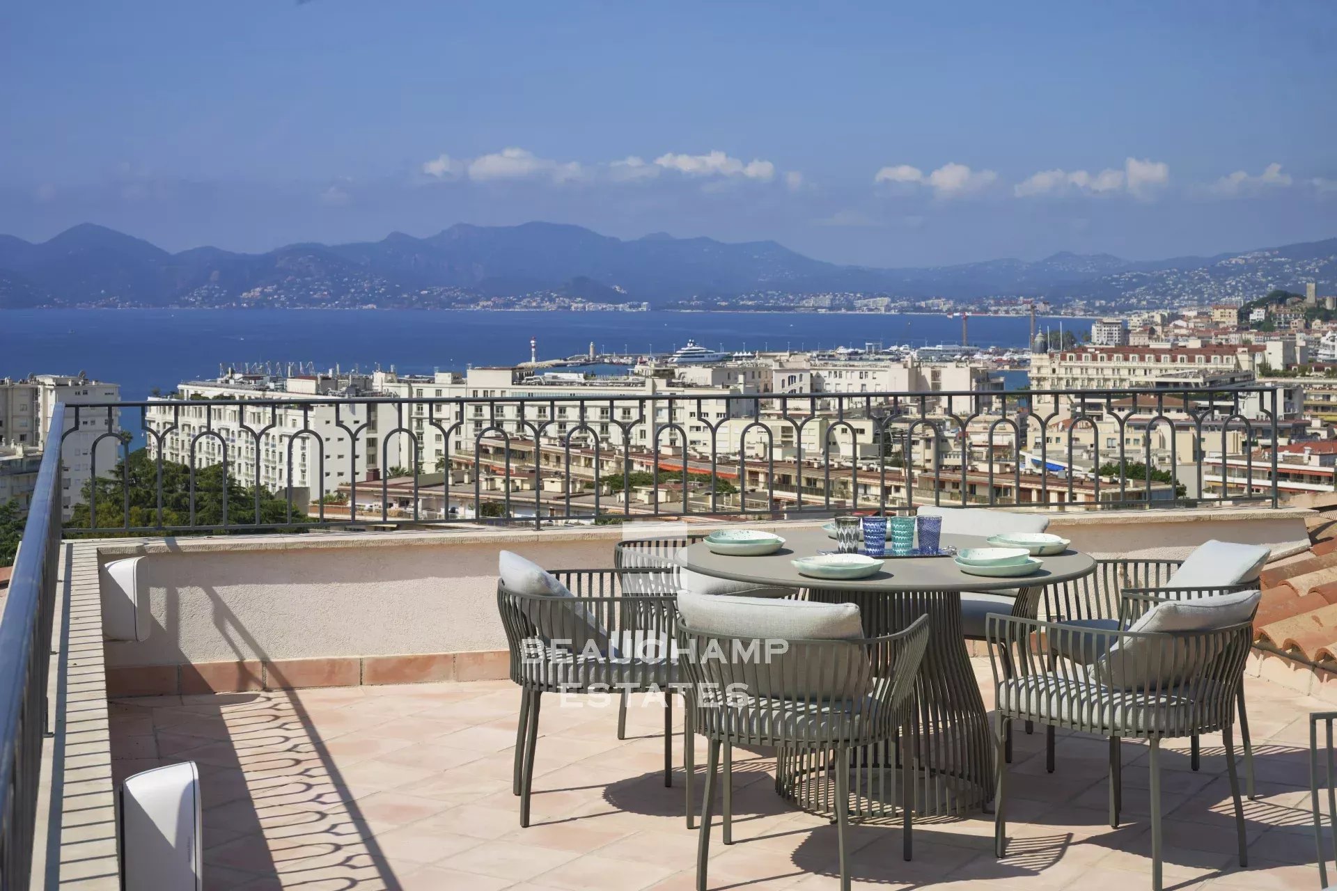 EXCLUSIVITE  - Villa néo provençale rénovée avec vue mer panoramique - Cannes