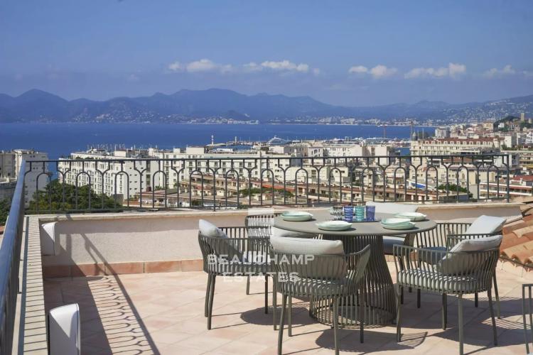 EXCLUSIVITE  - Villa néo provençale rénovée avec vue mer panoramique - Cannes