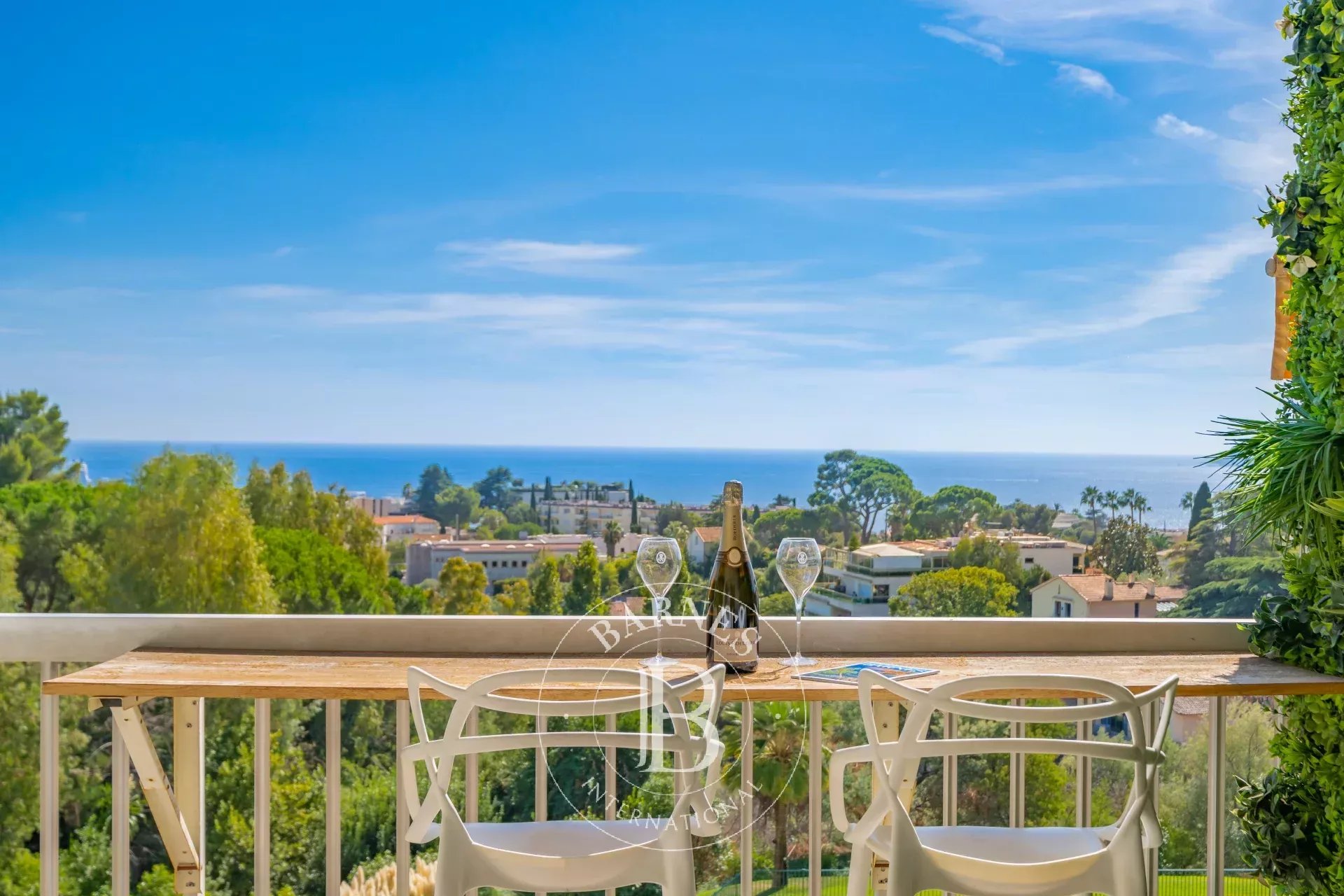 CANNES CROIX DES GARDES - 2 PIÈCES - TERRASSE - VUE MER PANORAMIQUE