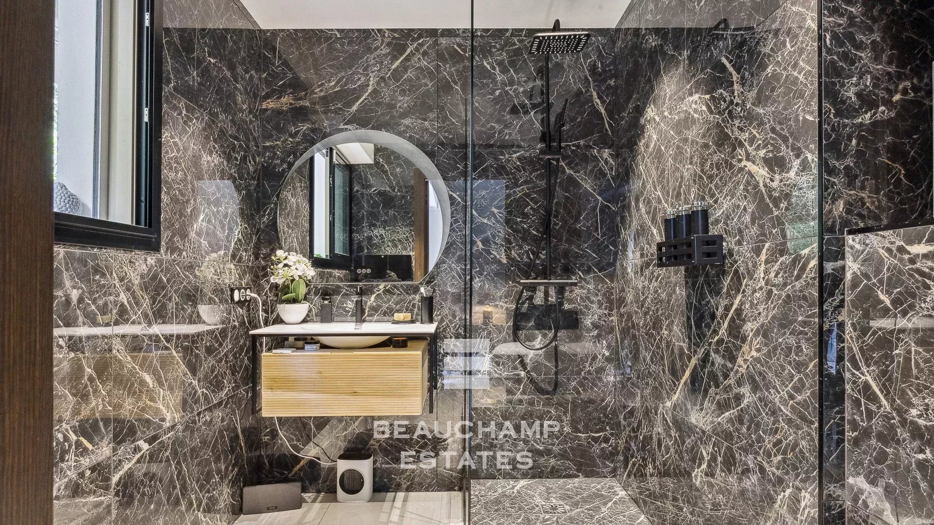 Appartement contemporain avec vue collines