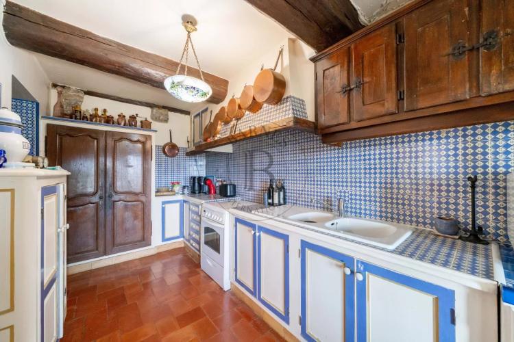 MOUGINS – VILLA EN PIERRE – VUE COLLINES ET MER