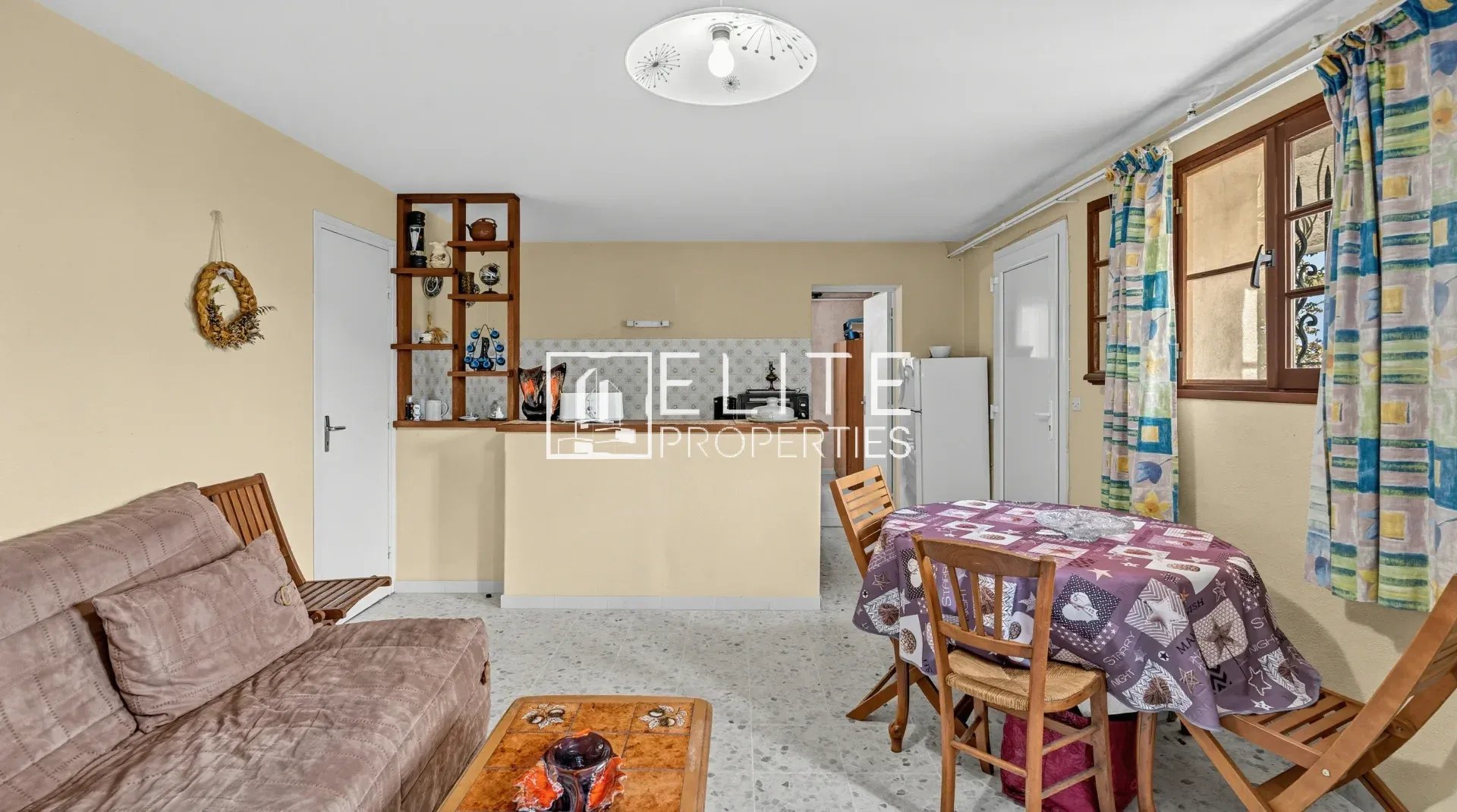 MANDELIEU-LA-NAPOULE (CAPITOU) : Maison à rénover, 110 m² habitables, vue panoramique mer et collines, terrain de 1700m²