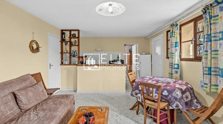 MANDELIEU-LA-NAPOULE (CAPITOU) : Maison à rénover, 110 m² habitables, vue panoramique mer et collines, terrain de 1700m²