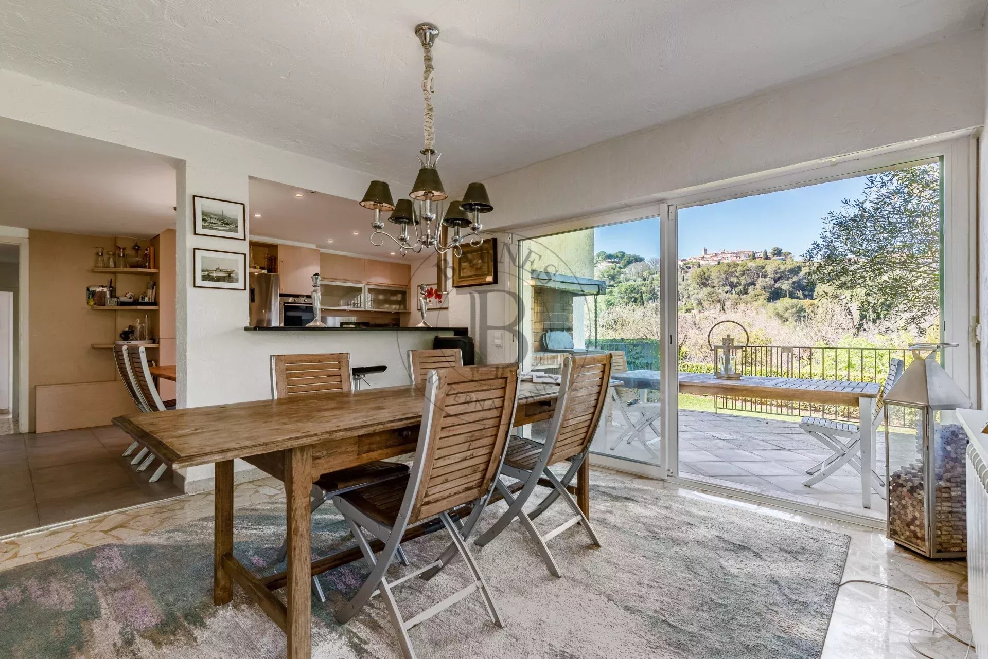 MOUGINS – VILLA FAMILIALE – DOMAINE SÉCURISÉ