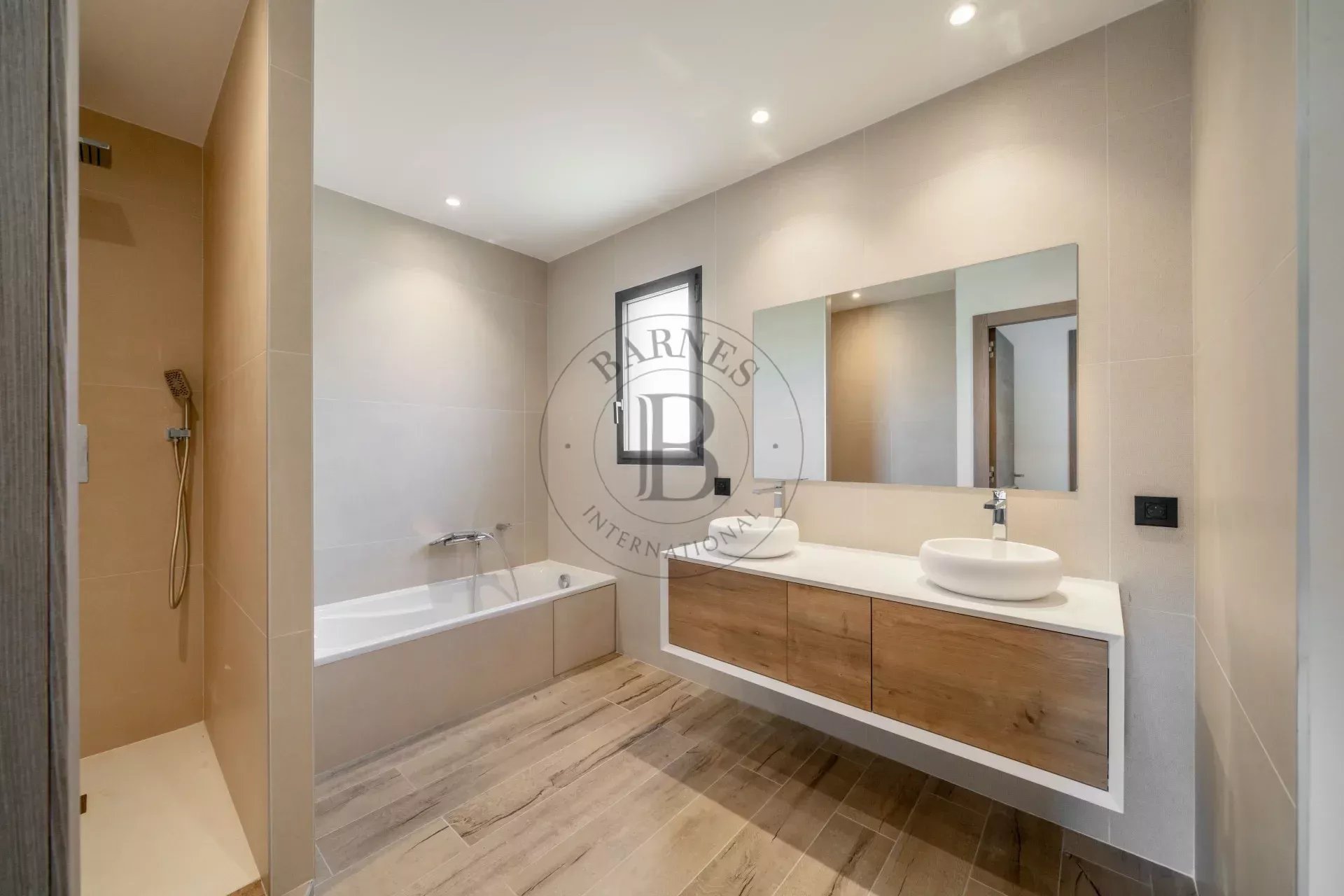 MOUGINS - VILLA NEUVE CONTEMPORAINE