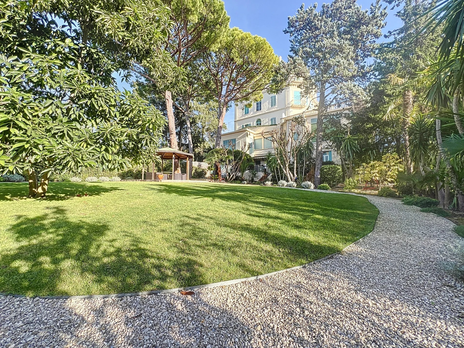 CANNES - BASSE CALIFORNIE -JARDIN