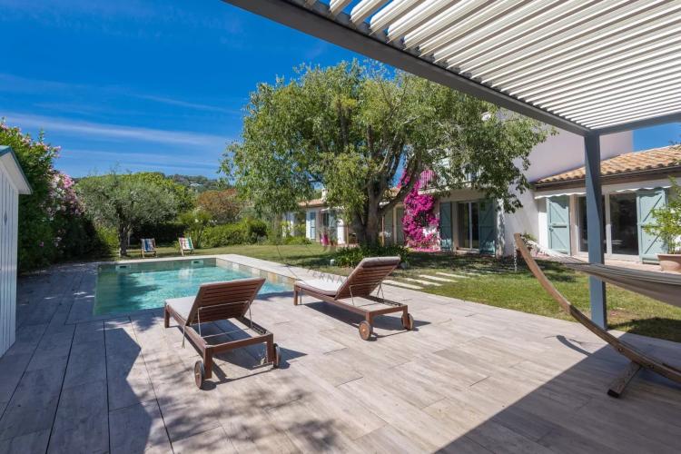 MOUGINS - VILLA AU CALME