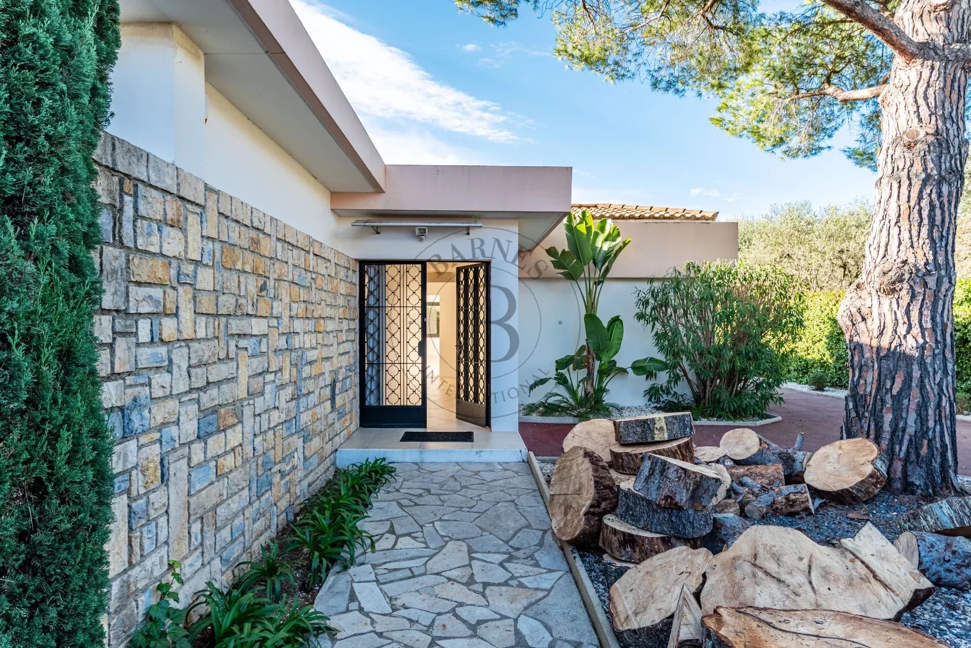MOUGINS – VILLA DE PLAIN-PIED