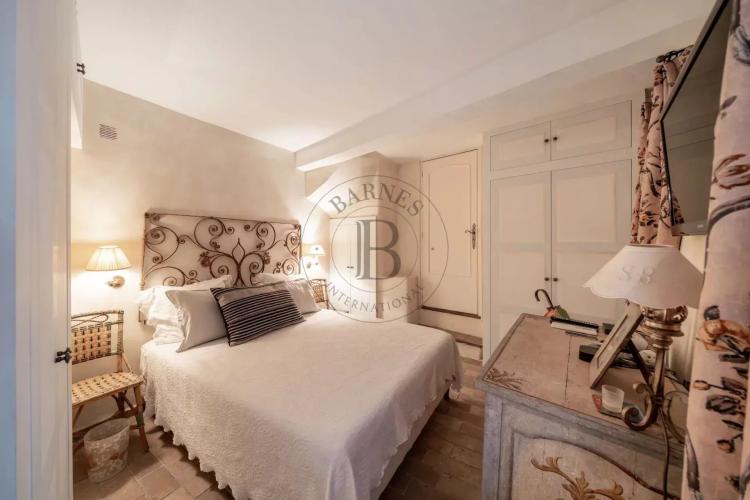 MOUGINS- MAISON DE VILLAGE- PROCHE DES COMMODITÉS