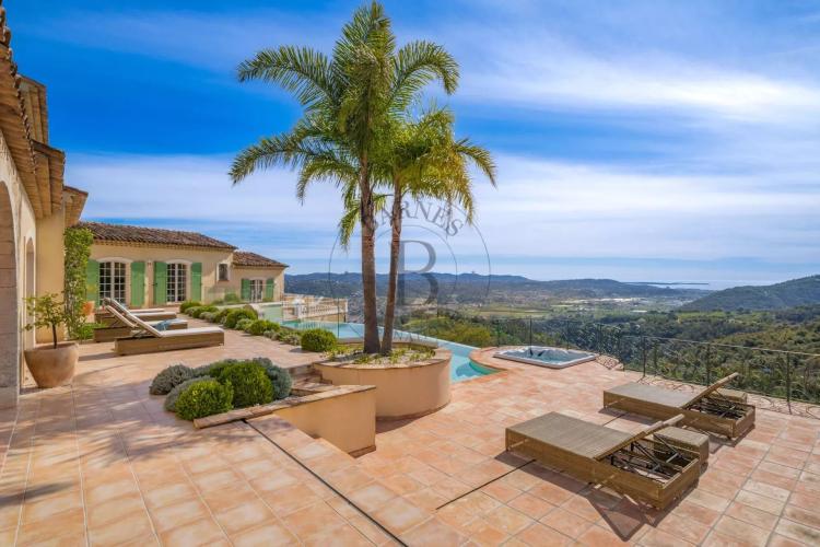 PROCHE MOUGINS - VILLA PROVENÇALE AVEC VUE MER ET COLLINES PANORAMIQUE