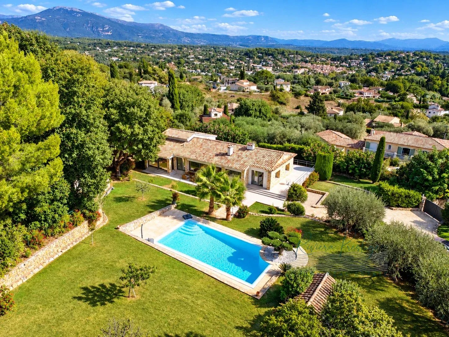 VALBONNE- Demeure de charme à 5 minutes à pieds du vieux village