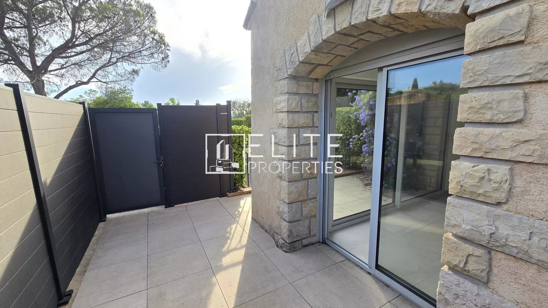 APPARTEMENT 3 PIECES 80m² + JARDIN + 2 PARKINGS MOUANS-SARTOUX
