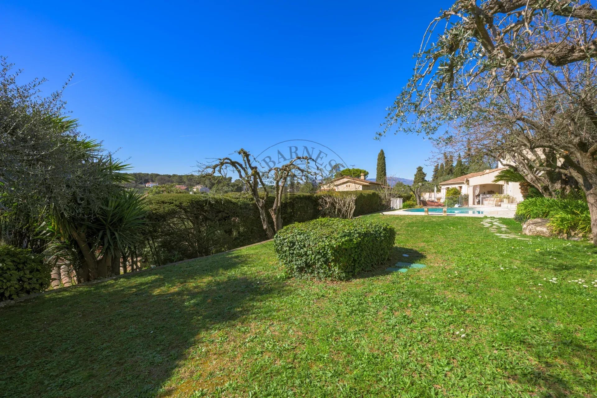 MOUGINS – QUARTIER RECHERCHÉ – À PIED DES COMMERCES